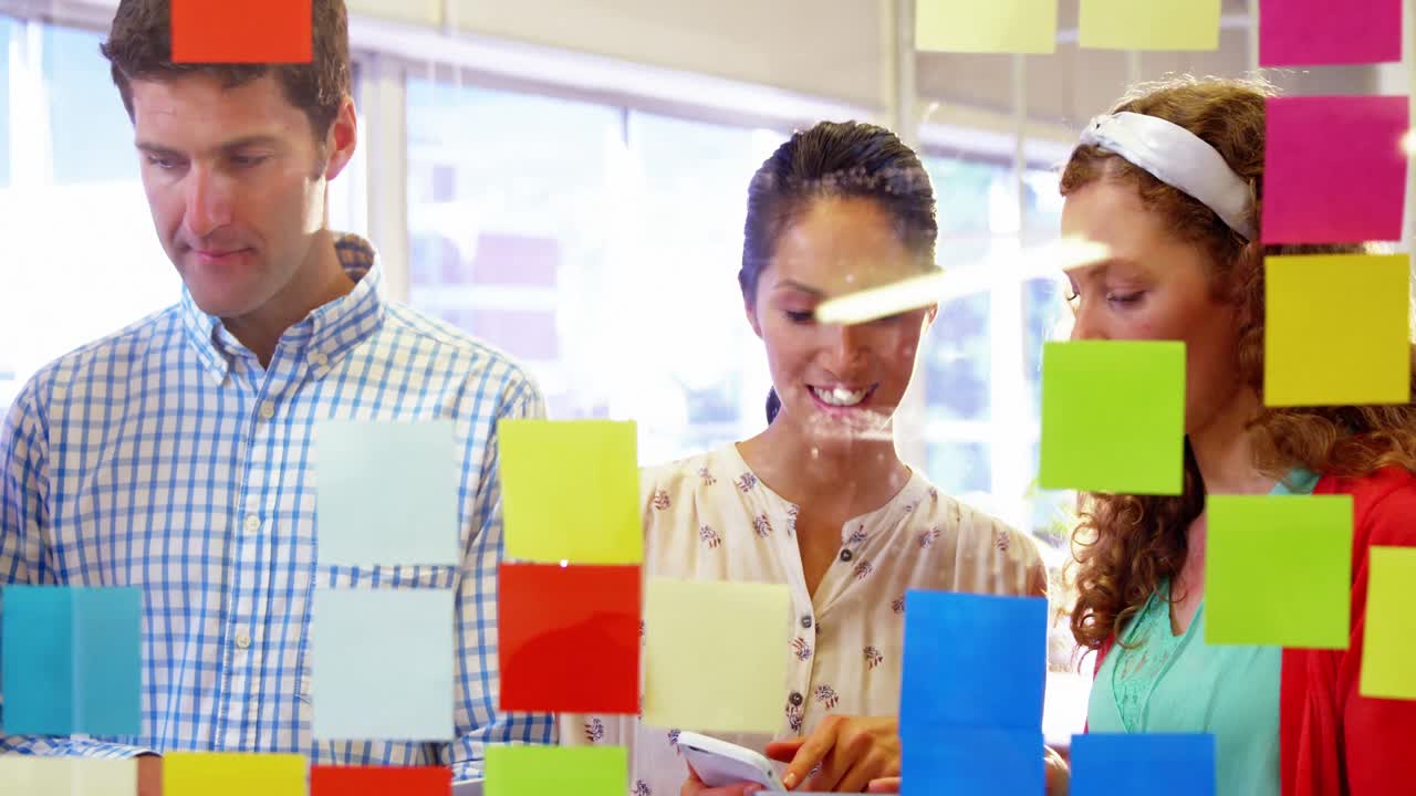 ejecutivos de negocios leyendo notas adhesivas