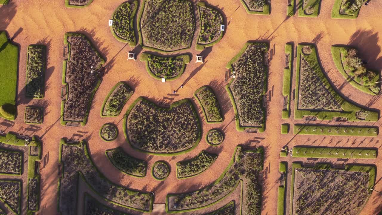 gente caminando en rosedal de palermo al atardecer, ciudad de buenos aires, argentina