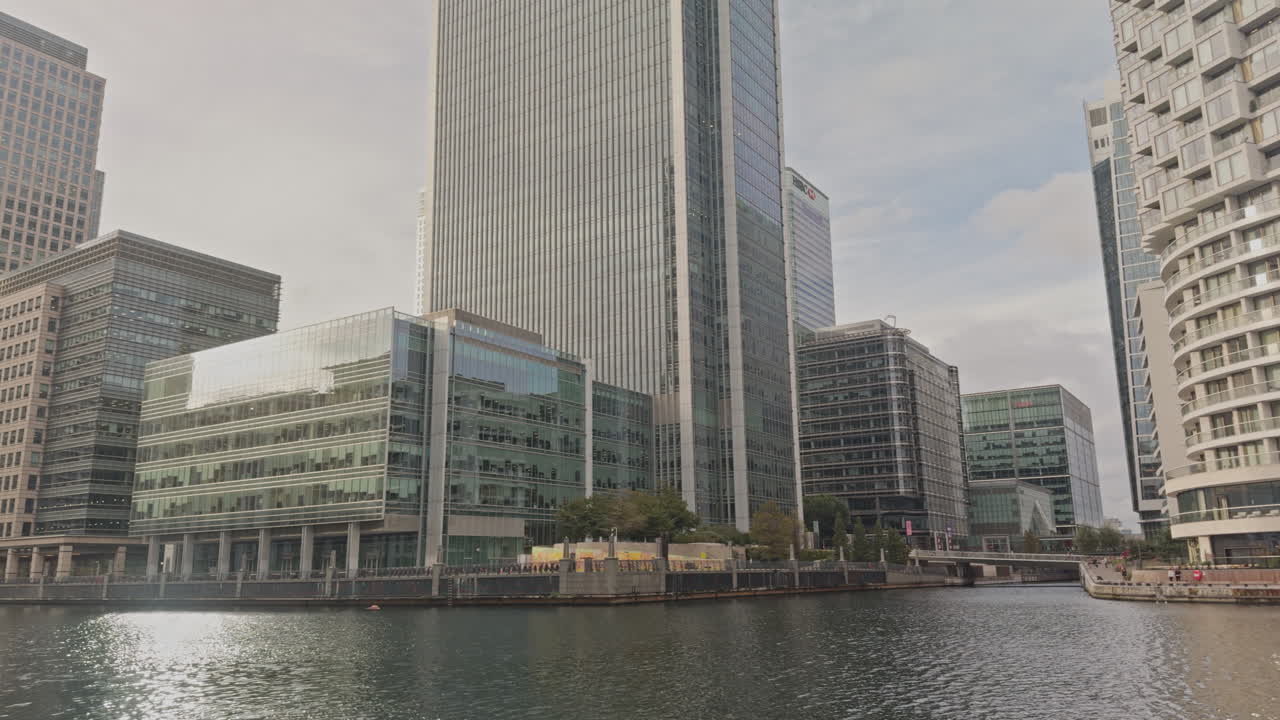 런던 도크랜드에 있는 캐너리 워프 (canary wharf) 의 스카이 라인