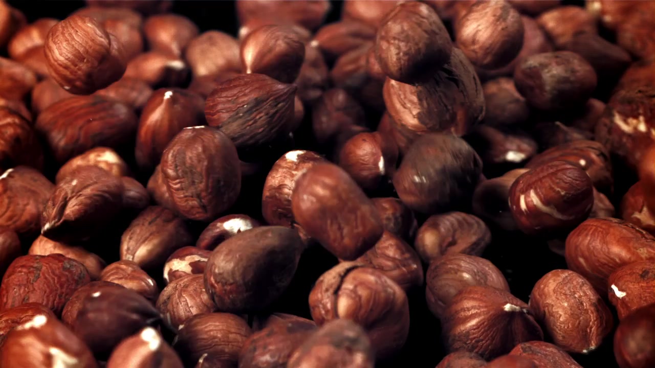 Nocciole che cadono e rimbalzano al rallentatore
