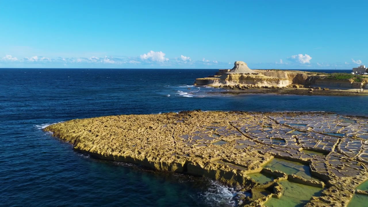 マルタのゴゾ島の岩だらけの海岸にある塩田 - ドローン空撮。