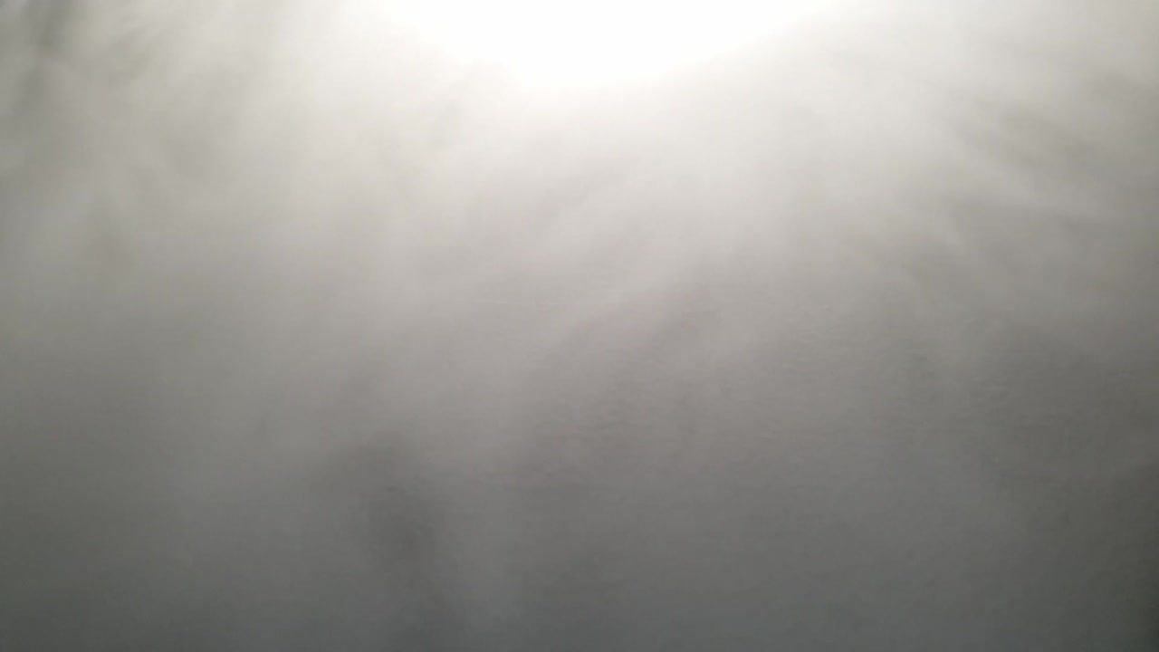 슬로우 모션 안개와 연기가 질감 있는 표면을 가로질러 이동하며 섬뜩하고 무섭고 신비한 분위기 표현에 적합합니다.