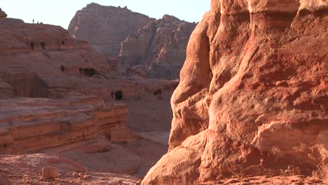 Riesige-Sandsteingräber-In-Den-Alten-Nabatäischen-Ruinen-Von-Petra-Jordanien-1