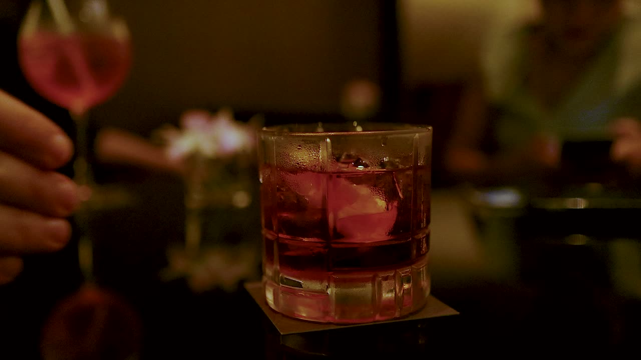 relajarse con bebidas en un entorno acogedor