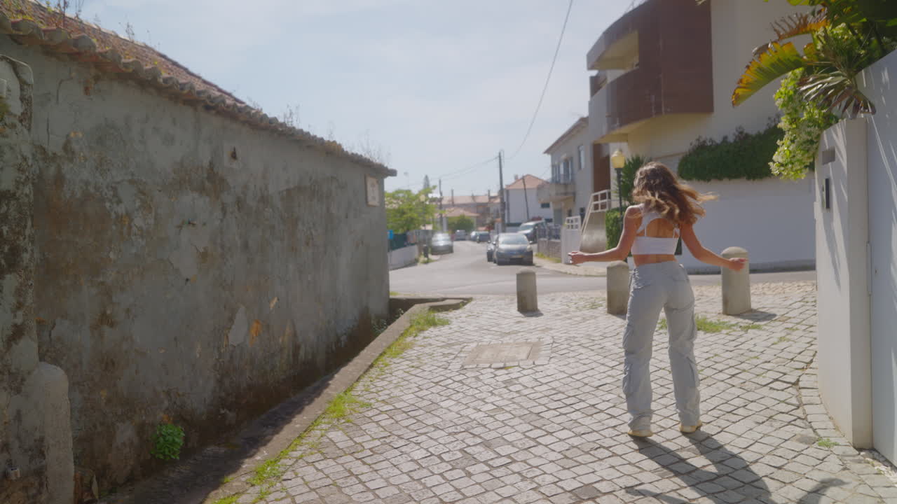 Mujer bailando en la calle