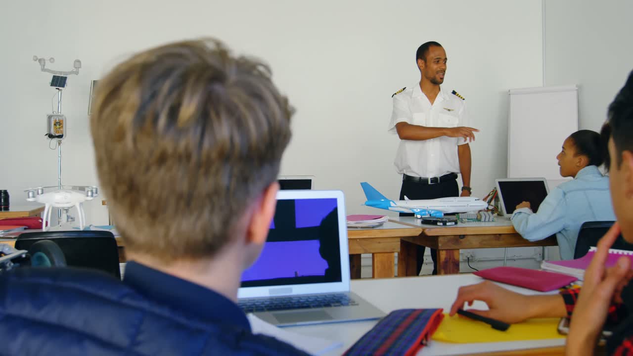 piloto dando entrenamiento sobre el modelo de avión a los niños 4k