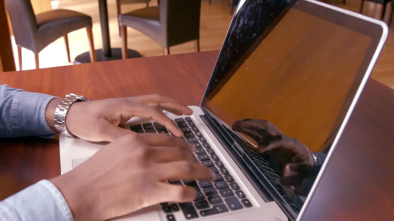 las manos del hombre usando la computadora portátil