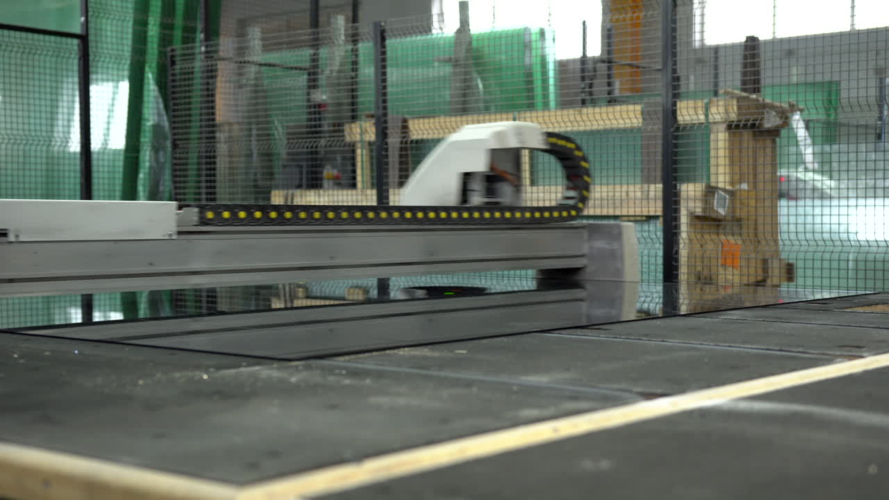 cortar grandes paneles de vidrio en elementos más pequeños con una máquina grande