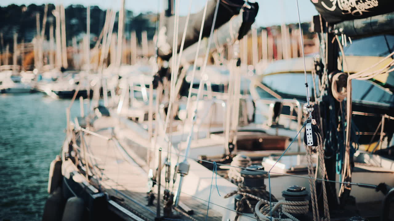 Vista ravvicinata di yacht e barche a vela ormeggiati uno accanto all'altro in un pittoresco porticciolo durante l'ora d'oro