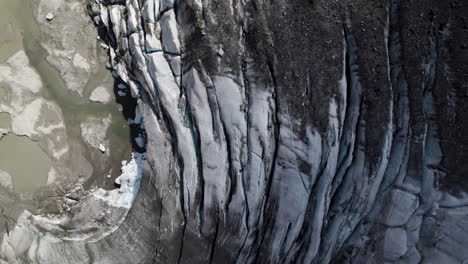 vista aérea de arriba hacia abajo que revela el paisaje del glaciar más antiguo que se derrite, austria