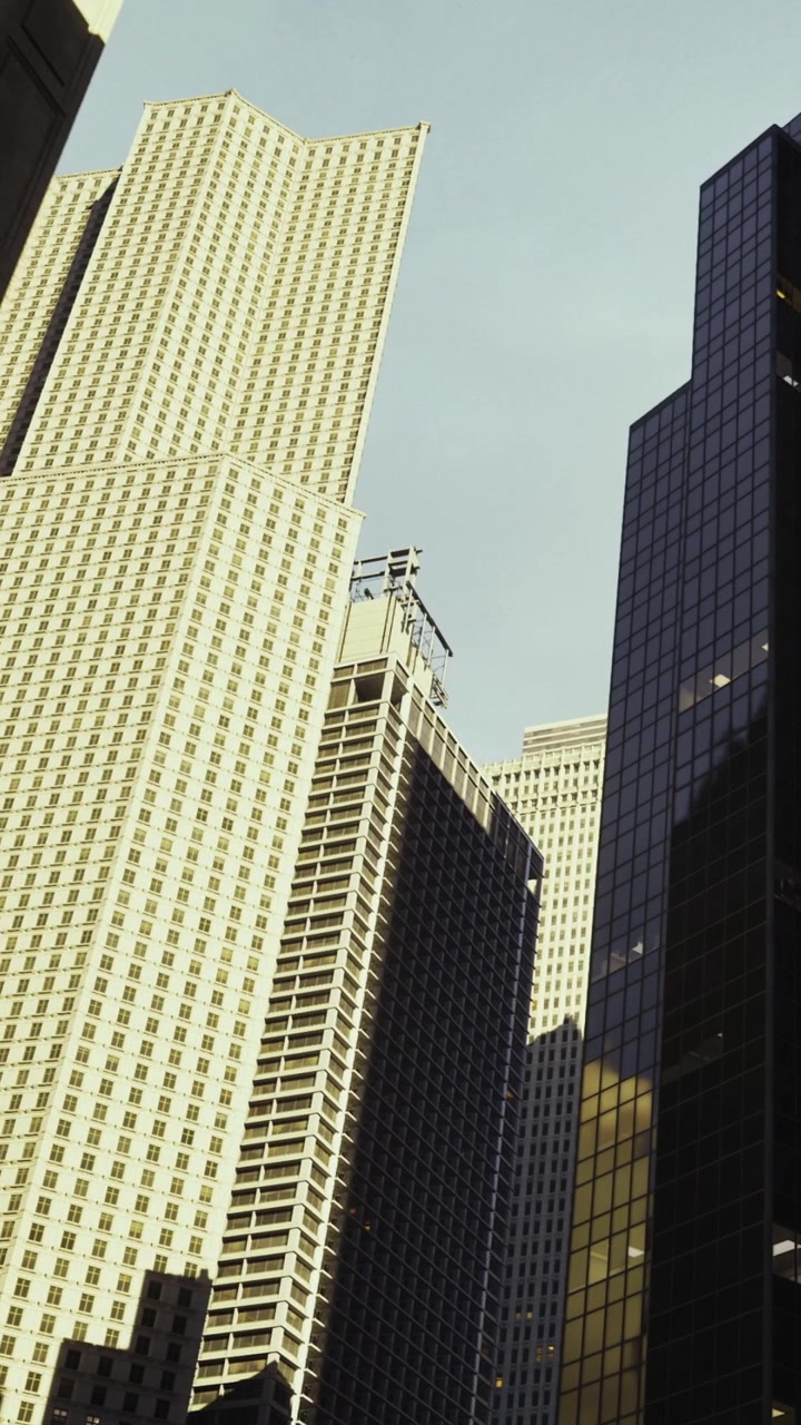 Edifícios altos que alcançam o céu em uma área movimentada da cidade.