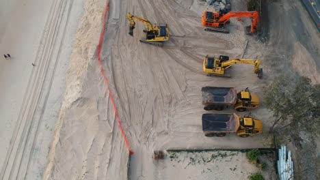 Große-Baumaschinen-Zur-Reparatur-Von-Sanddünen-Und-Stränden,-Die-Durch-Den-Jüngsten-Wellengang-Eines-Tropischen-Wirbelsturms-Beschädigt-Wurden