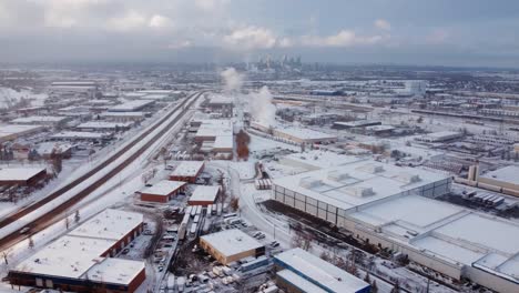 Una-Vista-Aérea-Del-Centro-De-Calgary-Con-Un-Cielo-épico-De-Fondo,-Capturada-Desde-La-Zona-Industrial