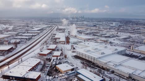 una vista aérea del centro de calgary con un cielo épico en el fondo, capturada desde el área industrial