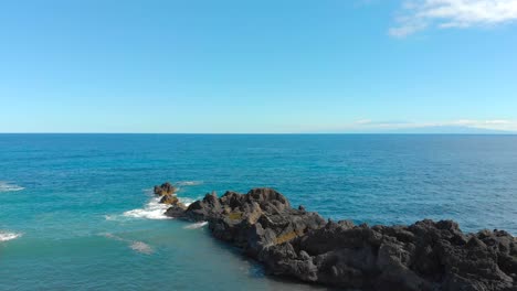 Wunderschöne,-Entspannende-4K-Drohnenaufnahme-Am-Versteckten,-Abgelegenen-Strand-Von-Maui-Mit-Vulkanischem-Schwarzen-Sandstrand,-Der-Zum-Meer-Hinausgeht