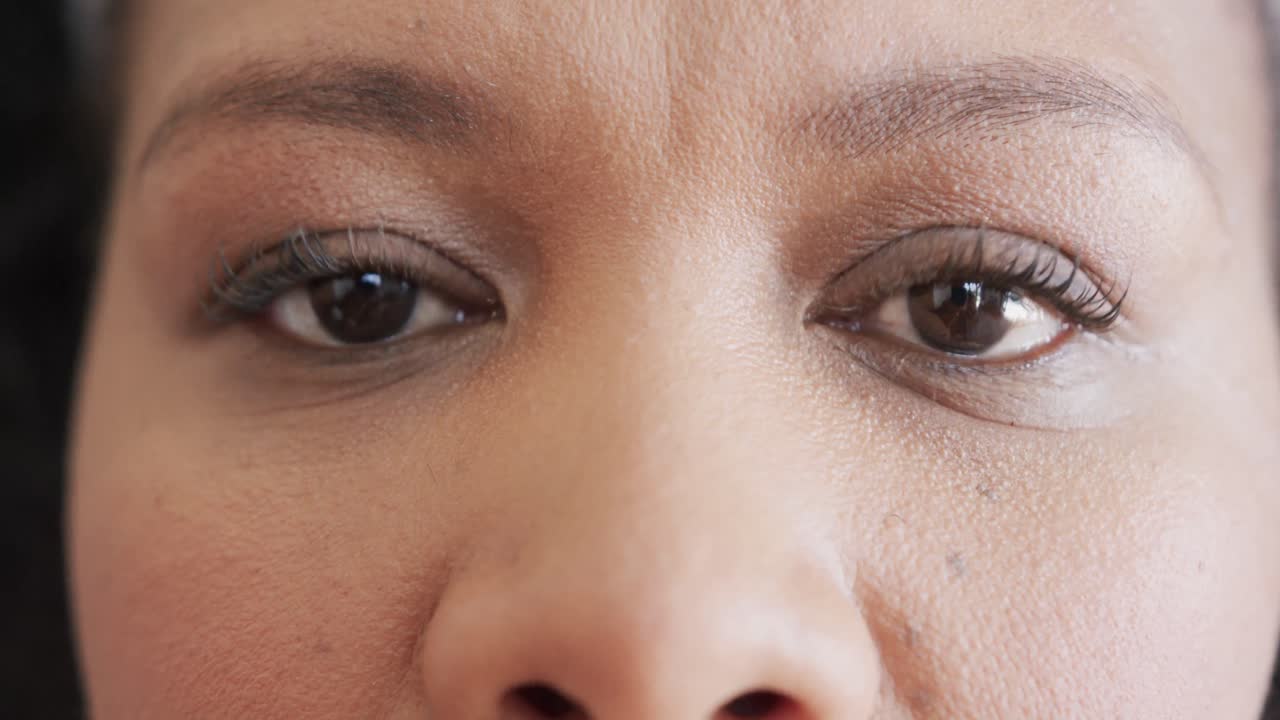 카메라를 바라보는 행복한 아프리카계 미국인 여성의 초상화, 변형되지 않은 느린 동작