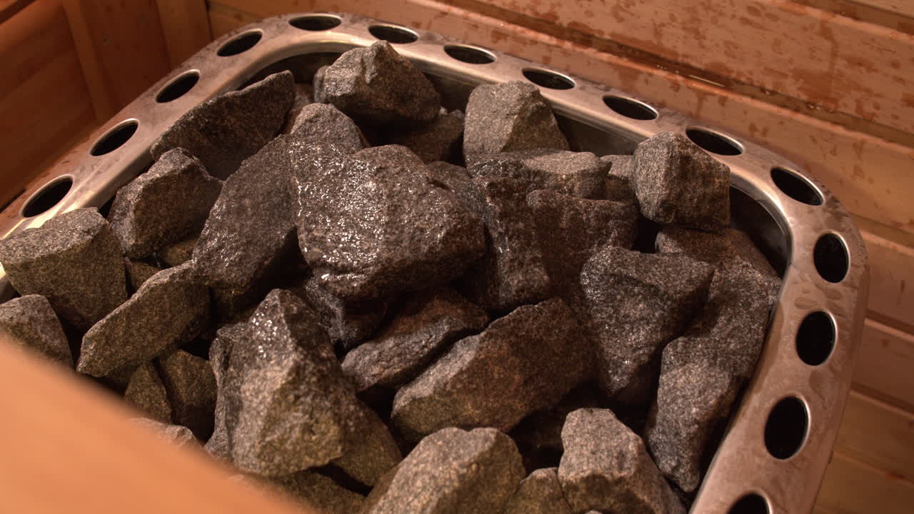 사우나에서 뜨거운 석탄 위에 쏟아지는 물, 클로즈업