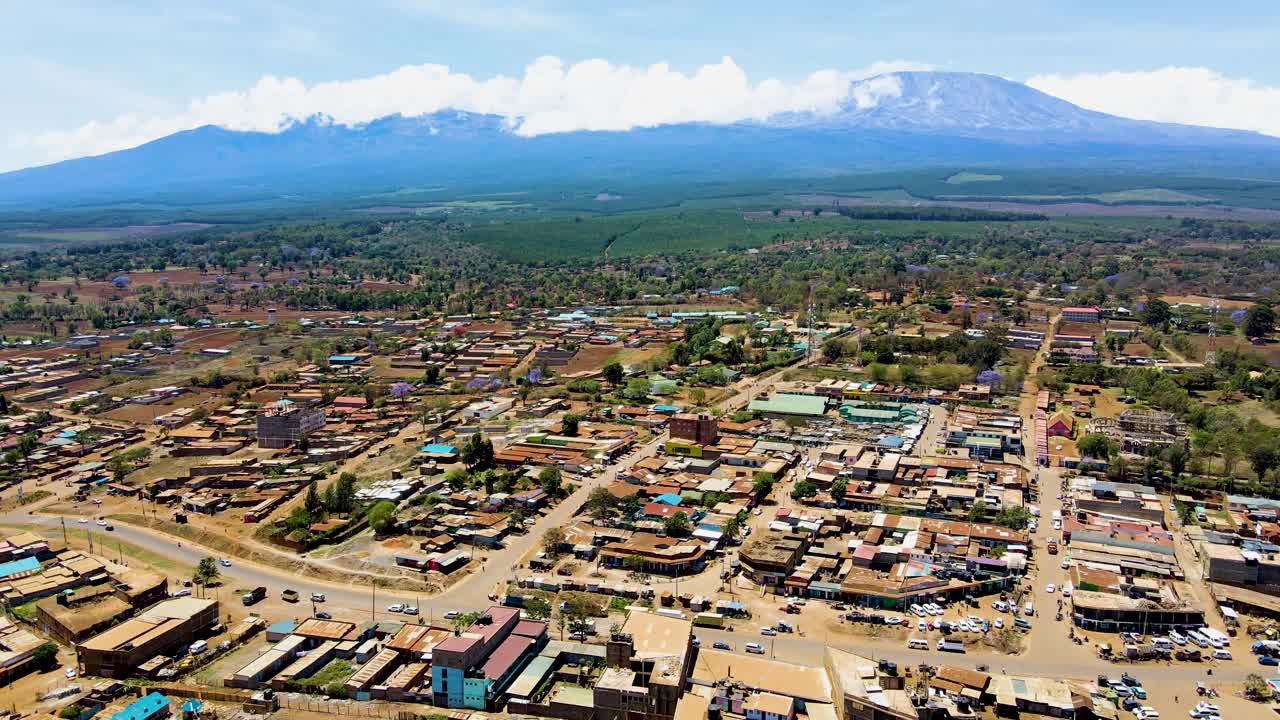 케냐의 시골 마을에서 킬리만자로가 배경입니다.