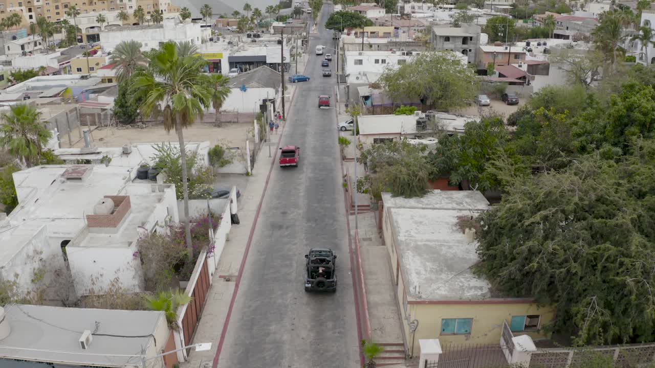 seguimiento aéreo de suv en calles de el medano, cabo san lucas, méxico