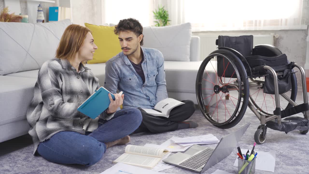 una estudiante y un joven discapacitado estudian en casa.
