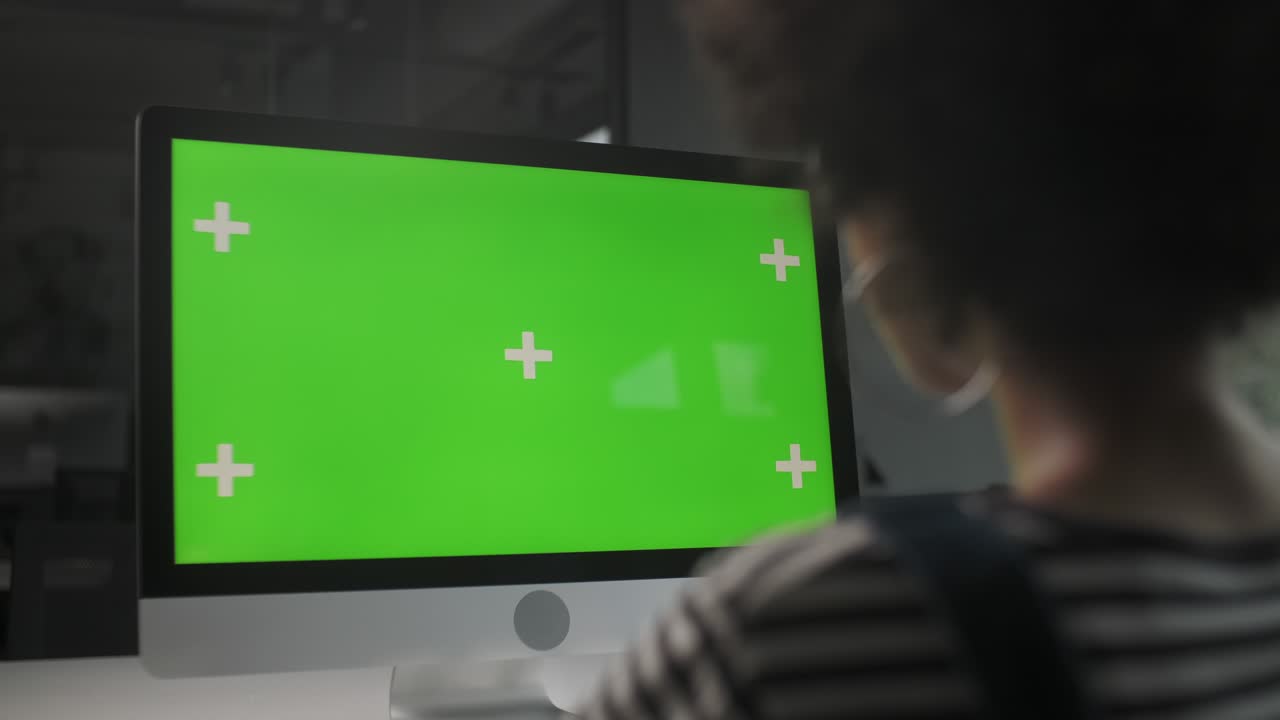 manos de mujer de negocios trabajando en internet en computadora pc en el escritorio. manos de chica escribiendo en el cuaderno de pantalla verde. cerca de mujer freelance busca información en internet