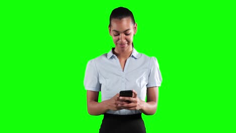 animación de una mujer de raza mixta en traje usando un teléfono en un fondo verde