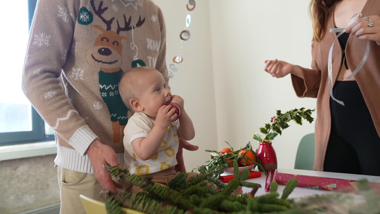Momento de decoração de Natal em família