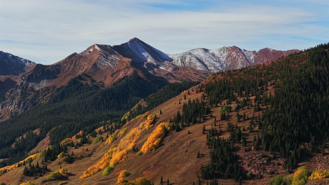Aspen Snowmass, Colorado, drone aereo, Capitol Peak 14er, torrente, natura selvaggia, boschetto di alberi di Aspen giallo dorato, White River Forest, Elk Range, Montagne Rocciose, tarda mattinata, cielo blu soleggiato, cerchio a sinistra