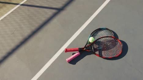 Video-De-Pelotas-De-Tenis-Y-Raquetas-Tiradas-En-La-Cancha-De-Tenis.