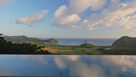 Ondas-De-Agua-Con-Vistas-A-La-Piscina-Infinita-Por-El-Valle-Del-Sur-De-Lombok-Hasta-El-Océano