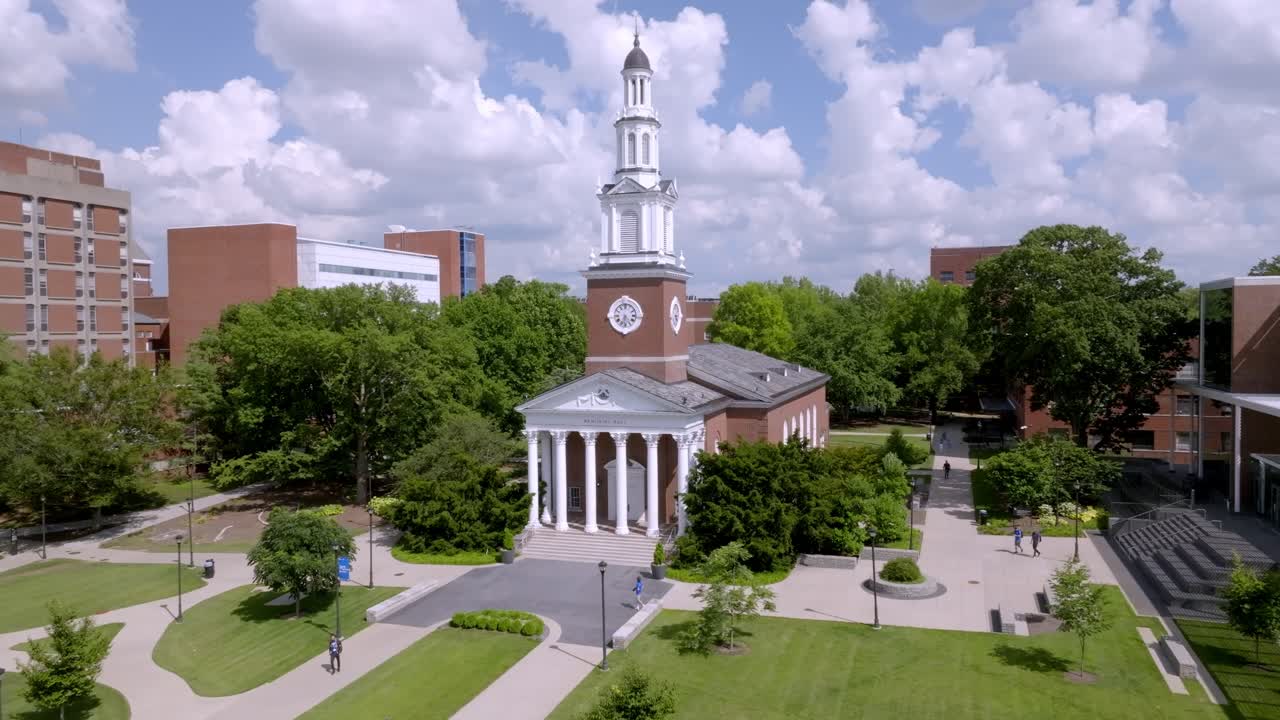 Memorial Hall auf dem Campus der University of Kentucky mit sich näherndem Drohnenvideo.