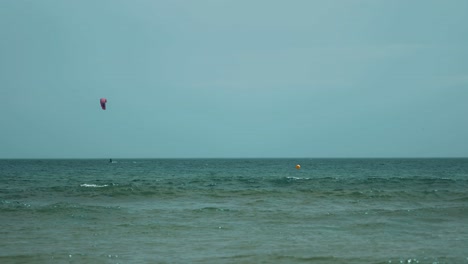 olas con kite surf en el mar