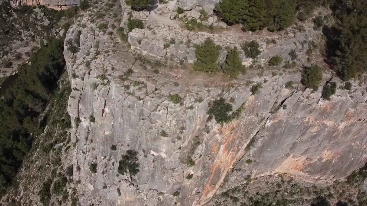 torre de la edad media en la cima de una montaña escarpada en jerica, españa