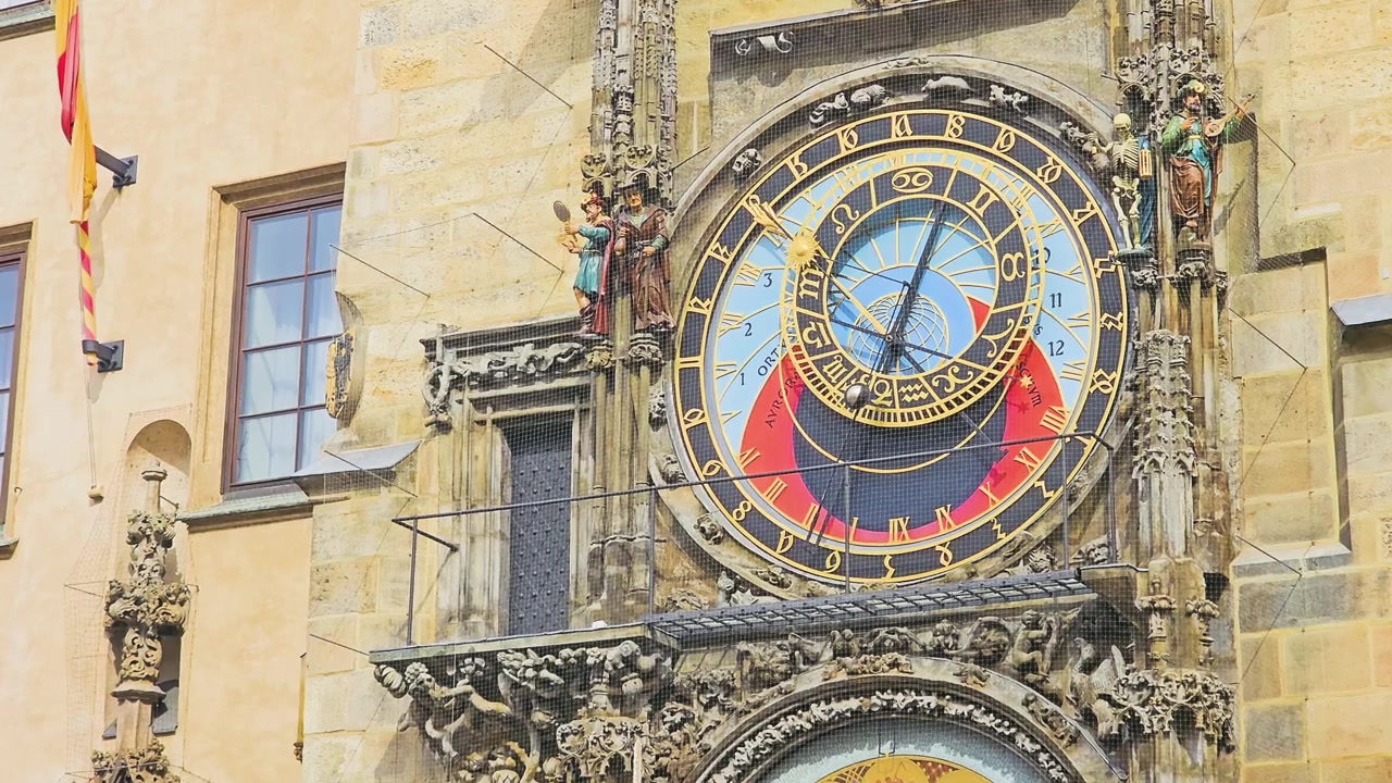 Primer plano del Reloj Astronómico de Praga en la Plaza de la Ciudad Vieja, mostrando su colorida esfera medieval, números romanos dorados, estatuas talladas, detalles góticos de piedra y arquitectura checa histórica