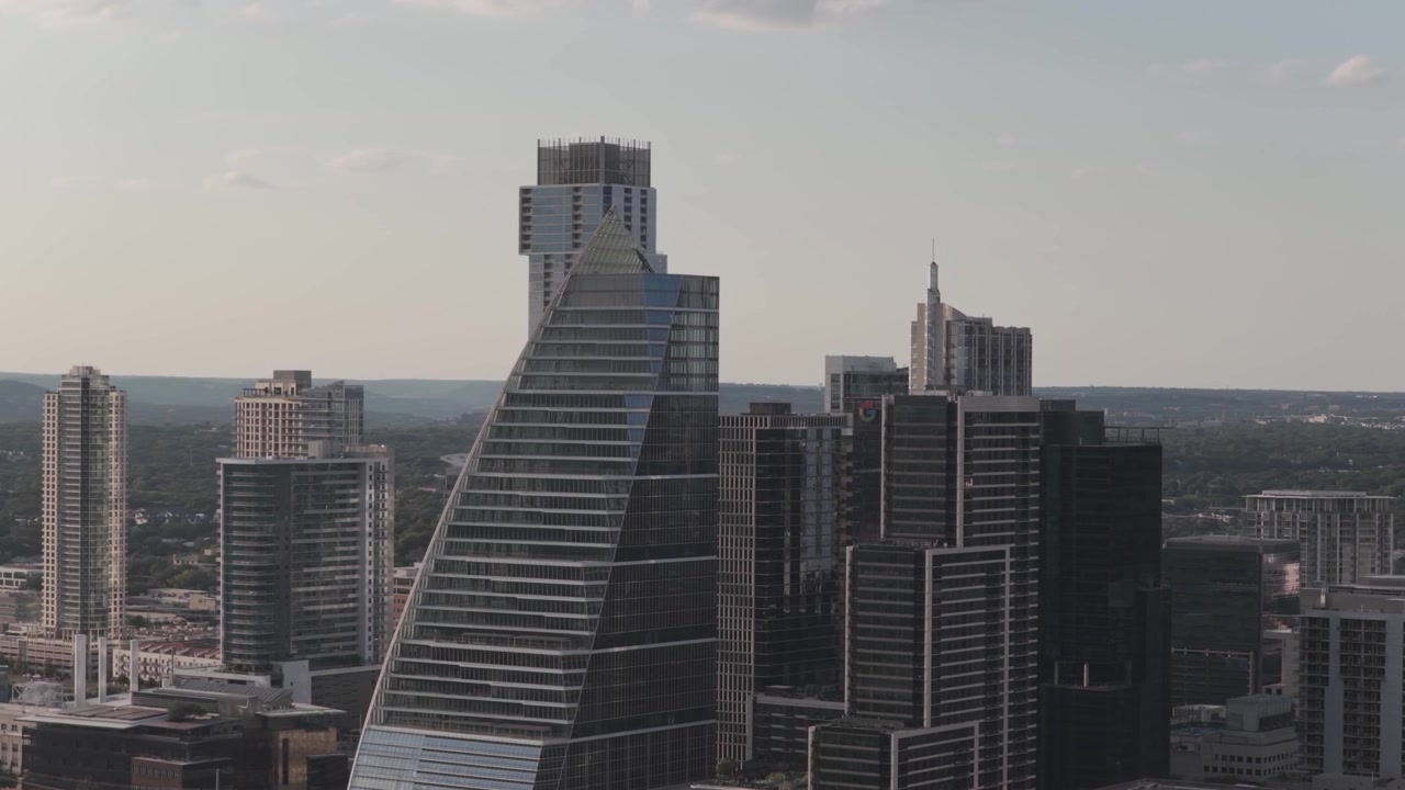 Sorvolo aereo della moderna torre dello skyline di Austin in Texas ripreso con fluide riprese cinematografiche da drone