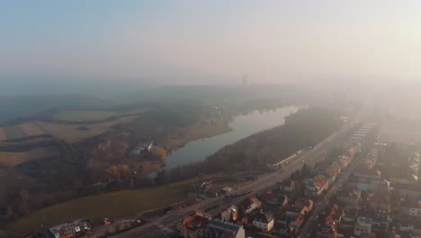 Erstaunliche-Luftdrohnenansicht-Des-Prag-Sarka-Lysolaje-Nationalparks-Tschechien,-Nebliger-Frühmorgentag,-Kreispfanne