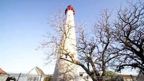 Cape-May-Leuchtturm-Perspektivschwenk-Mit-Launischen-Bäumen