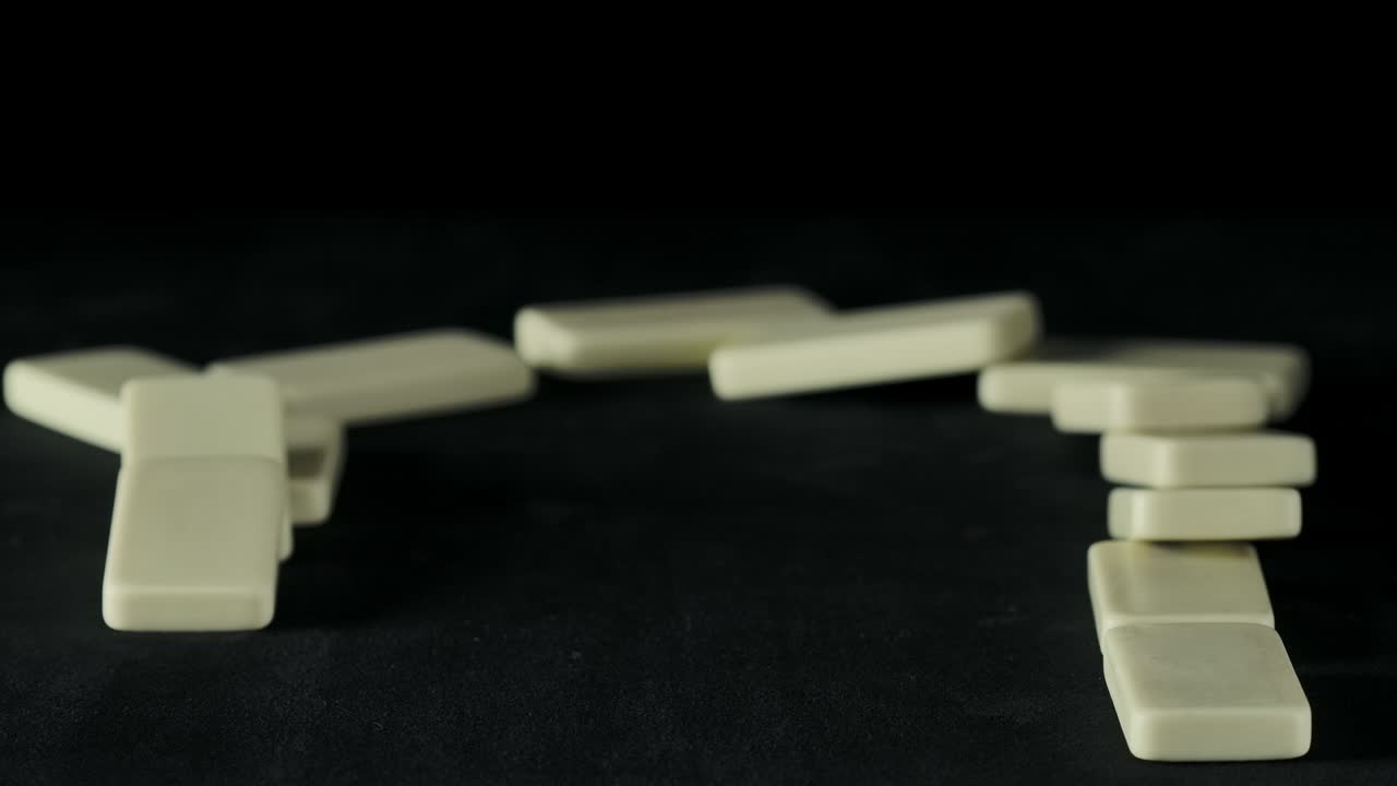 원에 의해 떨어지는 도미노의 비디오