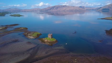 Vista-Aérea-Del-Acosador-Del-Castillo,-Costa-Oeste-De-Escocia