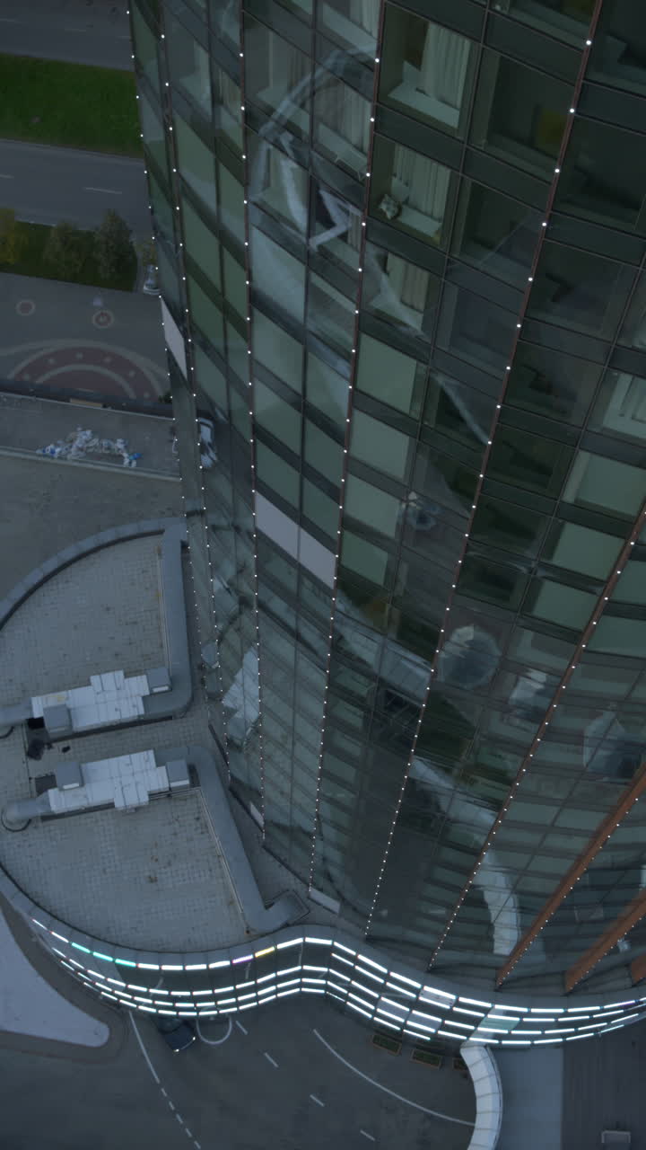 은 불빛으로 된 현대 건물 전면