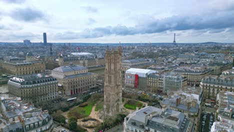 Saint-Jacques-Turm-Und-Platz-Mit-Eiffelturm-Im-Hintergrund,-Boulevard-De-Sebastopol-In-Paris-In-Frankreich