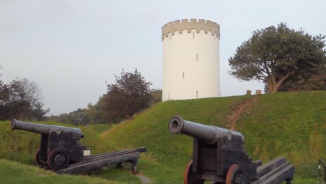 antigua torre de agua blanca en la muralla de la ciudad de fredericia, dinamarca