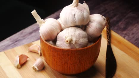 garlic in wooden bowl