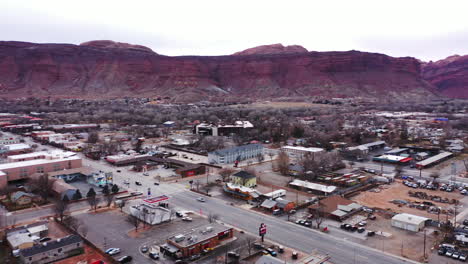 Toma-Aérea-De-Casas-Cubiertas-De-Nieve-De-Moab,-Utah