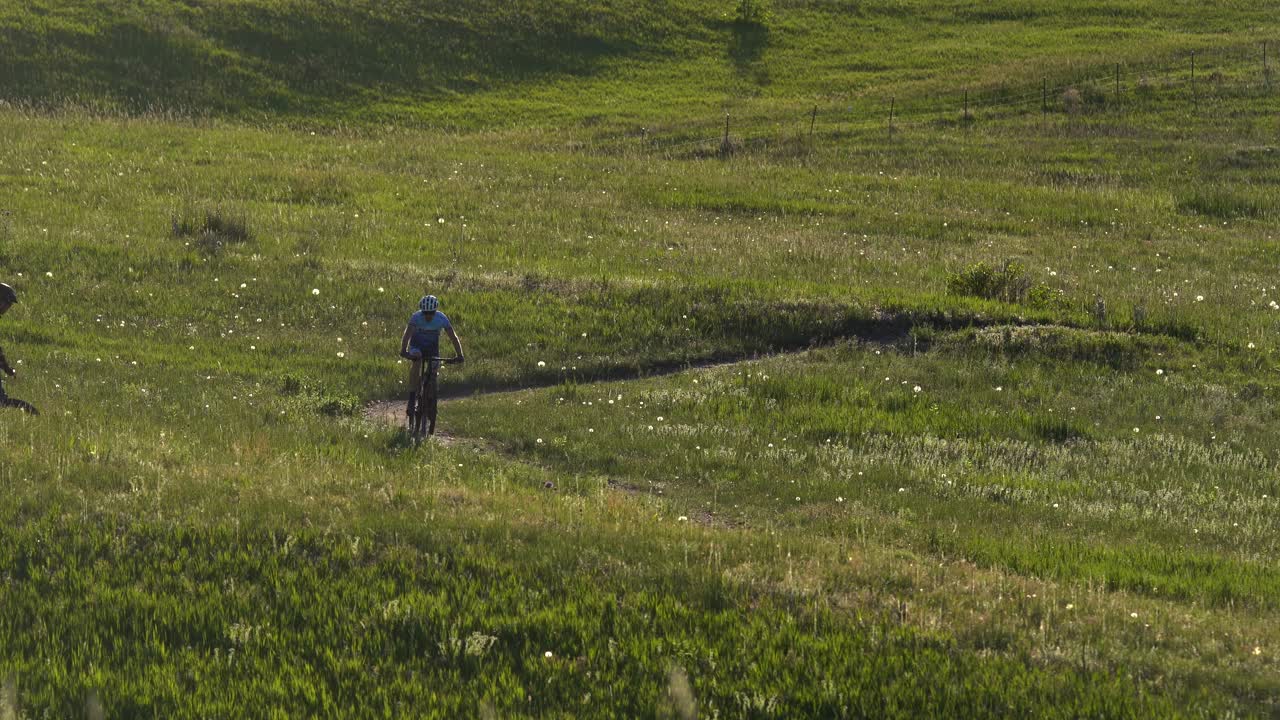 ciclistas de montaña montando en un sendero