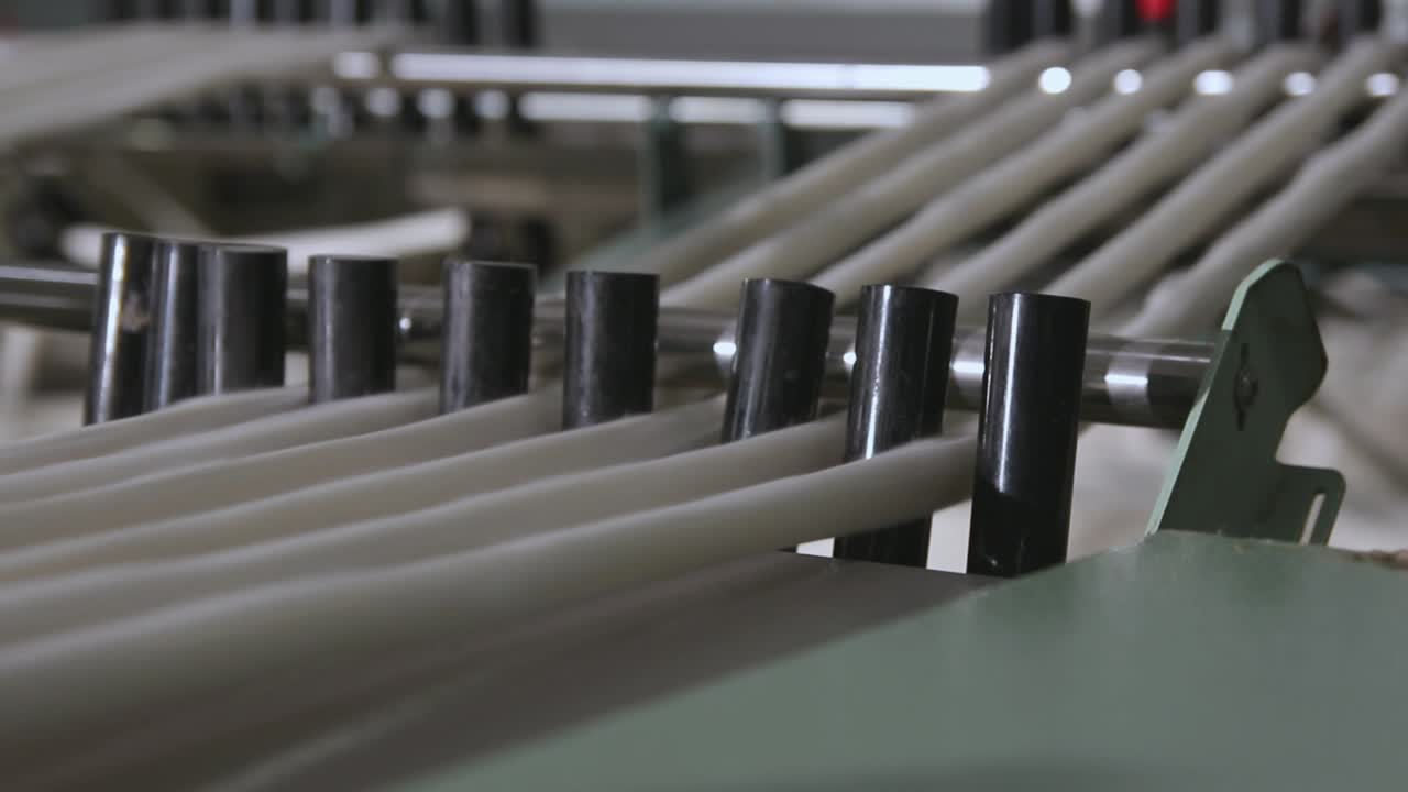 산업용 제조 기계를 통과하는 스라이드