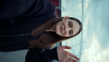 chica haciendo una llamada de video en el teléfono inteligente