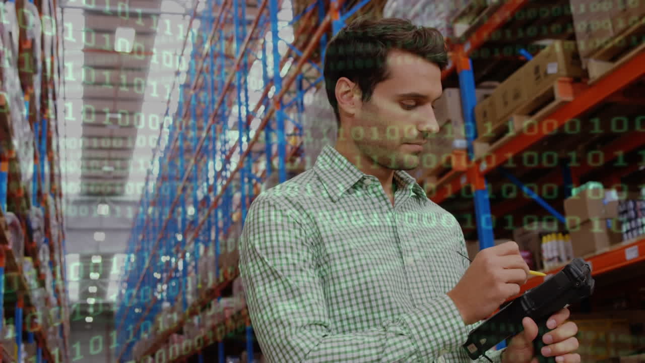 animación del procesamiento de datos sobre el hombre escribiendo en el clipboard en el almacén