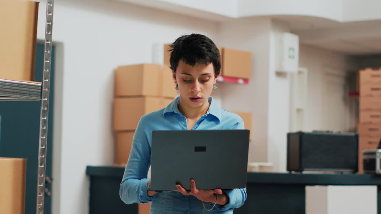 mujer usando computadora portátil en el almacén