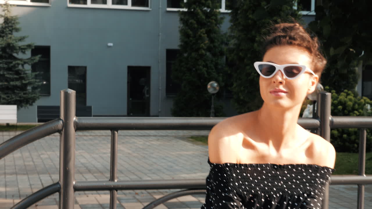 стильная женщина в городе.